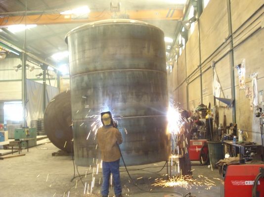 Operario soldando la virola de un depósito cilíndrico de gran diámetro en la nave de Talleres Manza